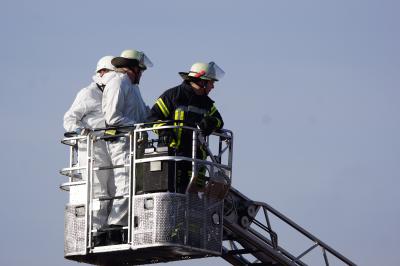 Esslingen-Zell: Gebaeudevollbrand mit mehreren Verletzten - Chemikalien gefunden! Kampfmittelraeumdienst vor Ort